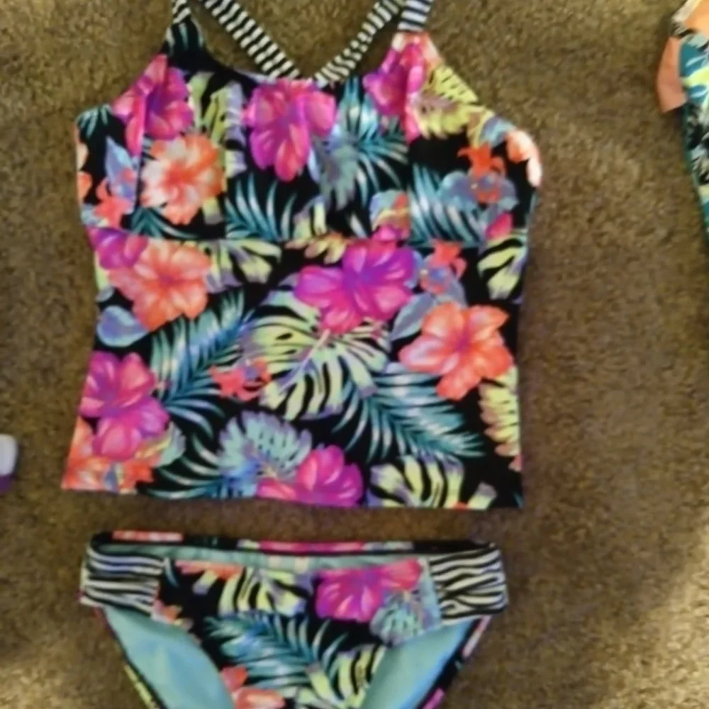 Swimwear and Rode - Picture 5 of 5